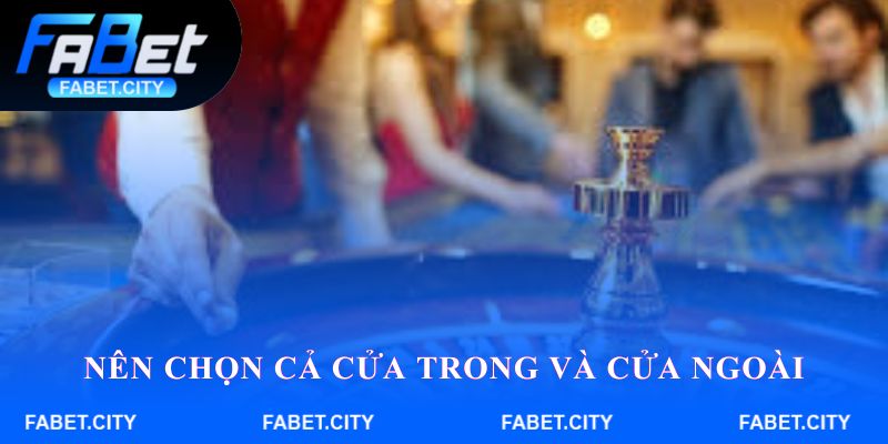Nên chọn cả cửa trong và cửa ngoài